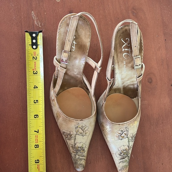 XTC shoes size 37 made in n Italy metallic flower design sling back leather - Picture 2 of 6